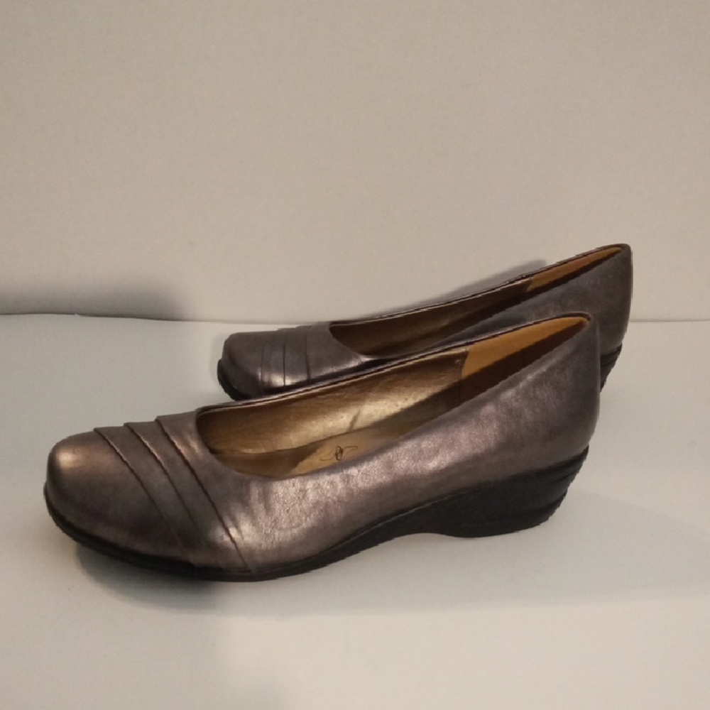 Hush Puppies Soft Style Metallic Gray 1,5 InchWedge, All Day Comfort, Business